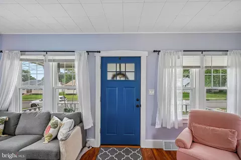 Entry Way - 36 County Ave, Maple Shade, NJ 08052 photo 1 of 4