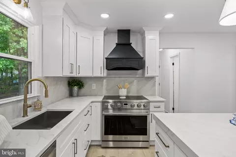 1 Dickson Dr, Medford, NJ 08055