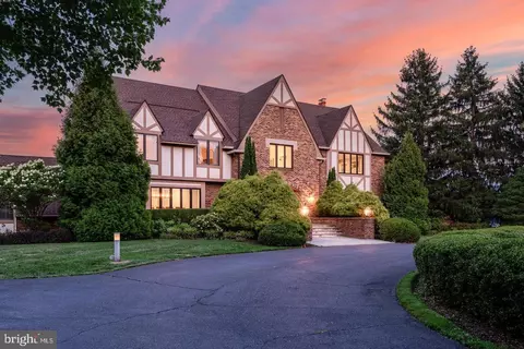 9 Deerfield Ter, Moorestown, NJ 08057