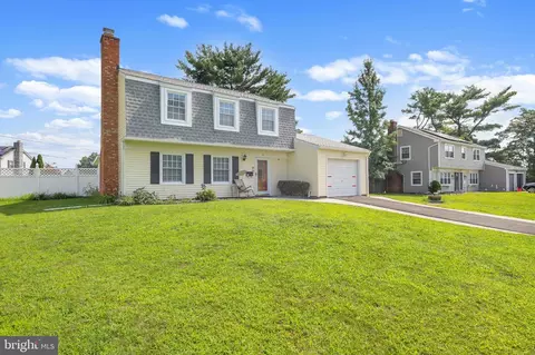 27 Toledo Ln, Willingboro, NJ 08046