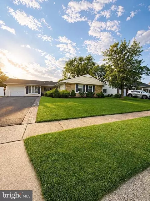 28 Gimble Ln, Willingboro, NJ 08046