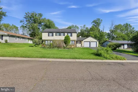 25 Traynor Ln, Willingboro, NJ 08046