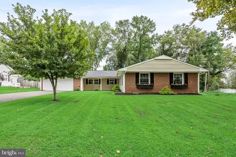 16 Creekview Rd, Willingboro, NJ 08046