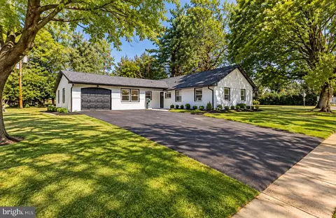 2 Bonnie Ln, Willingboro, NJ 08046