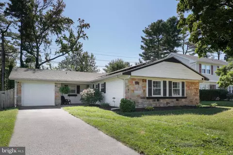 40 Holiday Ln, Willingboro, NJ 08046