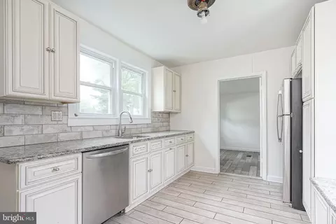 Entry Way - 448 Delaware Ave, Palmyra, NJ 08065 photo 3 of 8