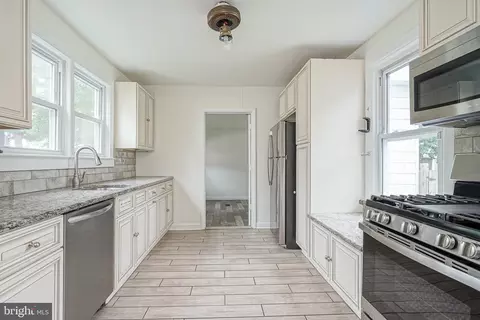 Entry Way - 448 Delaware Ave, Palmyra, NJ 08065 photo 4 of 8