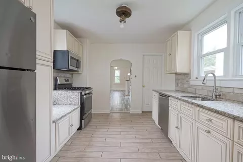 Entry Way - 448 Delaware Ave, Palmyra, NJ 08065 photo 5 of 8