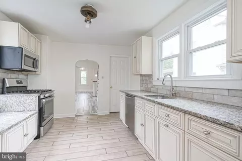 Entry Way - 448 Delaware Ave, Palmyra, NJ 08065 photo 6 of 8
