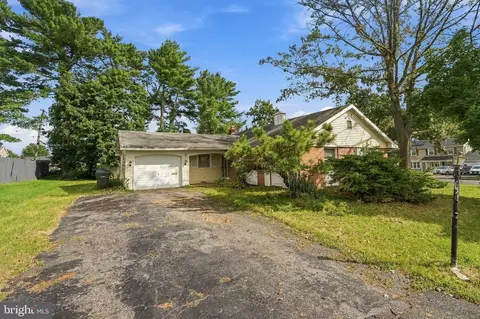 2 Barrington Ln, Willingboro, NJ 08046