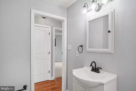 Entry Way - 423 E Park Ave, Maple Shade, NJ 08052 photo 2 of 5