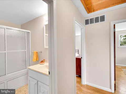 Entry Way - 100 Heather Dr, Mount Laurel, NJ 08054 photo 2 of 3