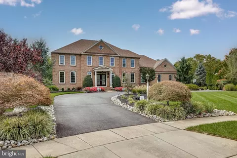 5 White Tail Ct, Moorestown, NJ 08057
