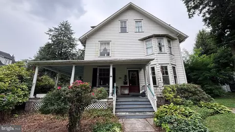 102 Main St, Riverton, NJ 08077
