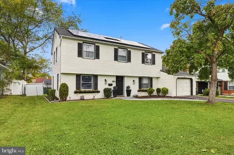 15 Medley Ln, Willingboro, NJ 08046