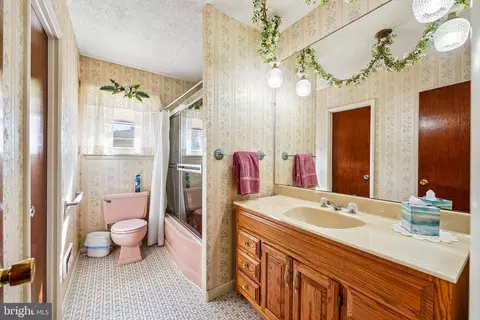 Bath - 2 Hunter Dr, Delran, NJ 08075 photo 1 of 3
