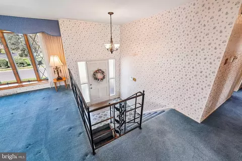 Entry Way - 2 Hunter Dr, Delran, NJ 08075 photo 2 of 4