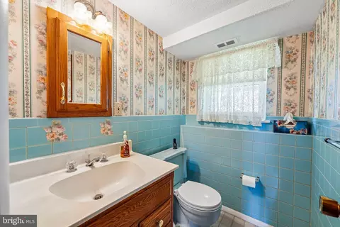 Bath - 2 Hunter Dr, Delran, NJ 08075 photo 3 of 3