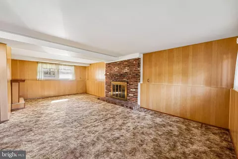 Living - 2 Hunter Dr, Delran, NJ 08075 photo 4 of 7