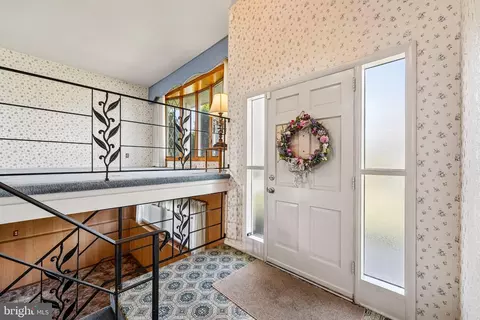 Entry Way - 2 Hunter Dr, Delran, NJ 08075 photo 1 of 4