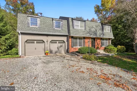 6 Robin Hood Dr, Medford, NJ 08055