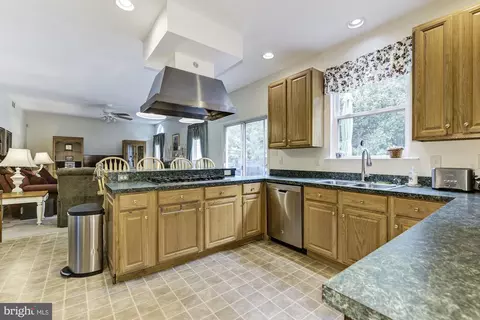 93 Stoneham Dr, Delran, NJ 08075 photo 4