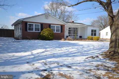 576 Royal Dr, Vineland, NJ 08360