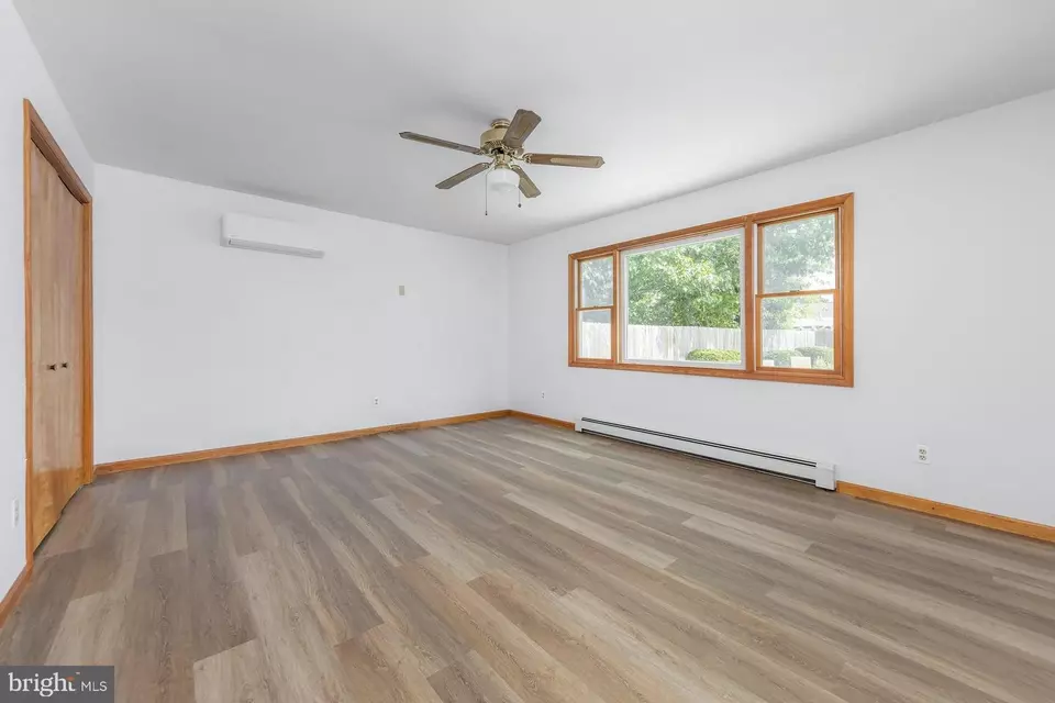 Living - 15 N 13th St, Millville, NJ 08332 photo 2 of 8