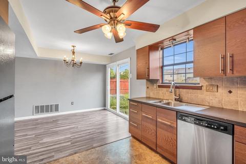 58 Blue Jay Dr, Clementon, NJ 08021