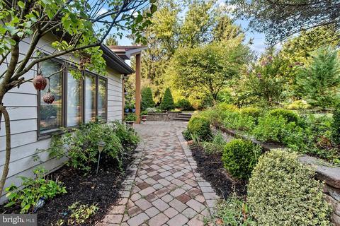 20 Robin Lake Dr, Cherry Hill, NJ 08003