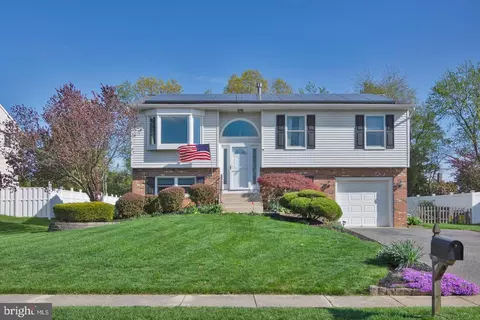 7 Westerly Dr, Sicklerville, NJ 08081