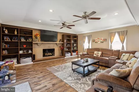 33 Essex Ave, Sicklerville, NJ 08081