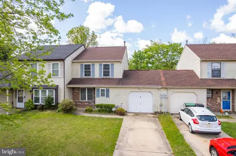 8 Hamlet Ct, Sicklerville, NJ 08081
