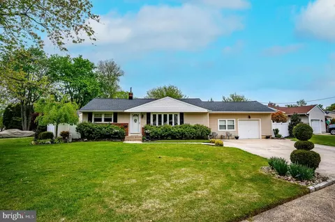 523 Beverly Dr, Magnolia, NJ 08049