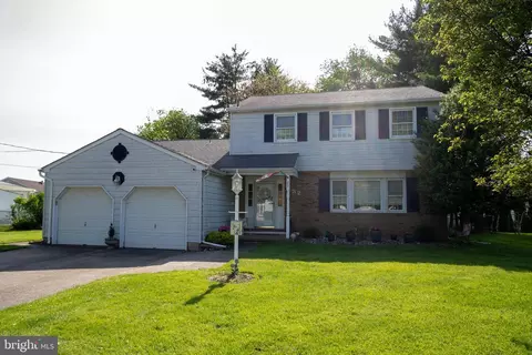 32 Springlane Dr, Blackwood, NJ 08012