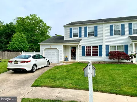 7 Woodmill Ct, Clementon, NJ 08021