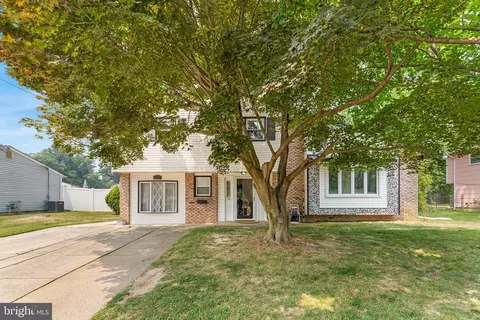 633 Beverly Dr, Magnolia, NJ 08049