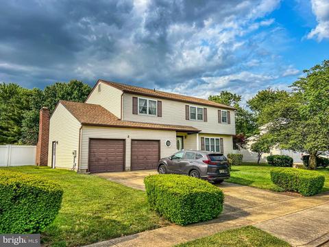 2 Mauriello Dr, Waterford Works, NJ 08089