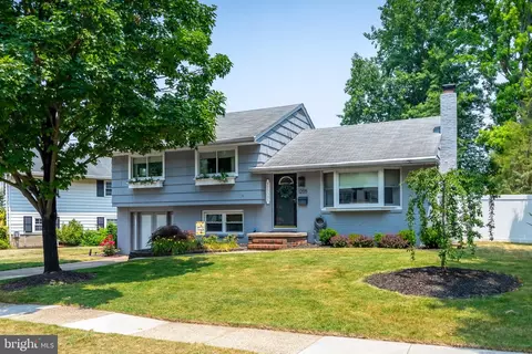 1205 Oakwood Rd, Haddonfield, NJ 08033