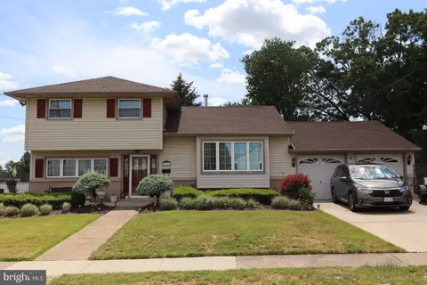 2309 Plantation Dr, Glendora, NJ 08029