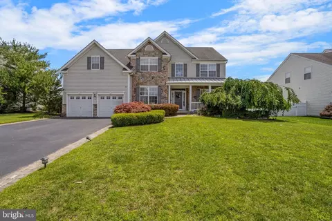 8 Cambridge Ln, Berlin, NJ 08009