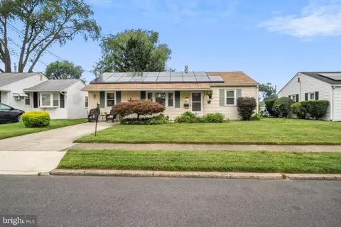61 Oak Ave, Bellmawr, NJ 08031