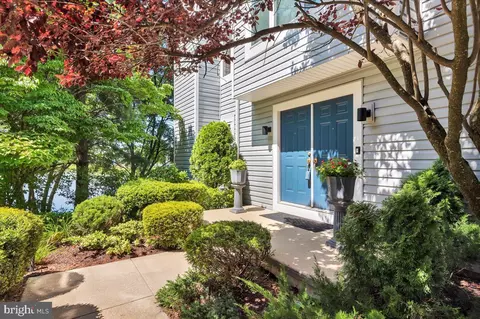 601 Sunshine Lakes Dr, Voorhees, NJ 08043