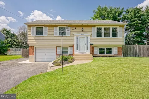 325 Davistown Rd, Blackwood, NJ 08012