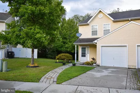 8 Meadowrue Ln, Sicklerville, NJ 08081