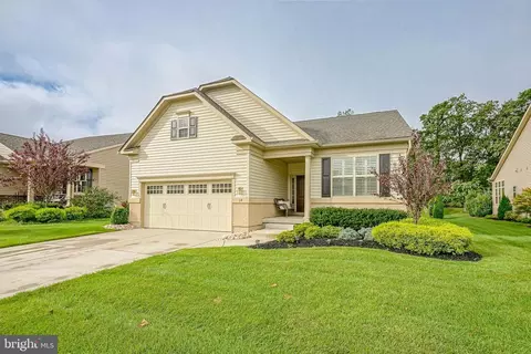 14 Gainsboro Dr, West Berlin, NJ 08091