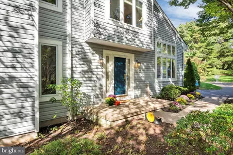 401 Sunshine Lakes Dr, Voorhees, NJ 08043