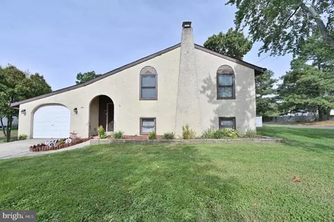 1 Briar Ln, Blackwood, NJ 08012