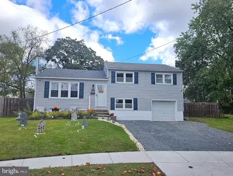 12 Trinity Ln, Blackwood, NJ 08012