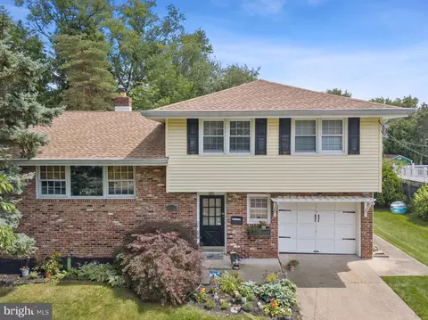 811 Kingston Dr, Cherry Hill, NJ 08034